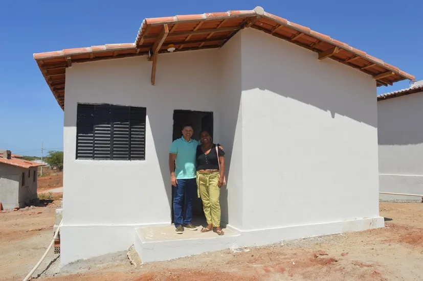 Prefeito Éden Duarte realiza visita técnica às casas populares do Programa Parceiros da Habitação