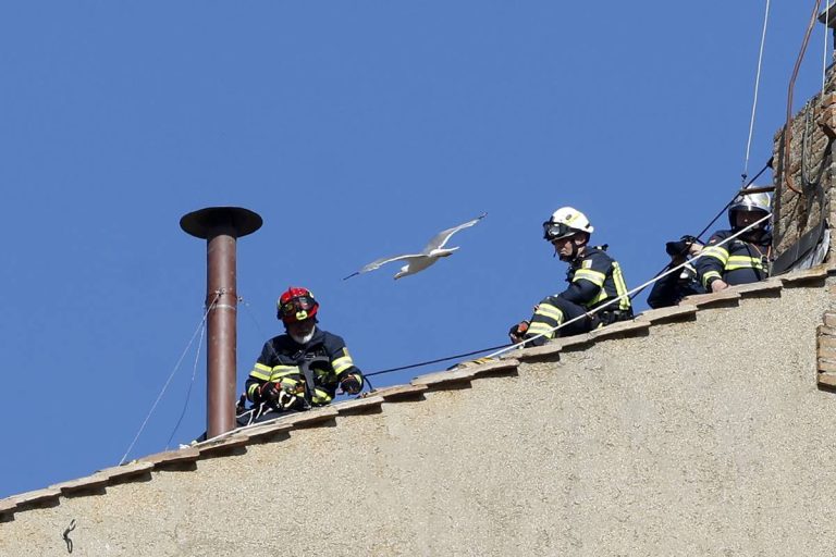 Conclave: chaminé da fumaça que anuncia escolha do papa é instalada