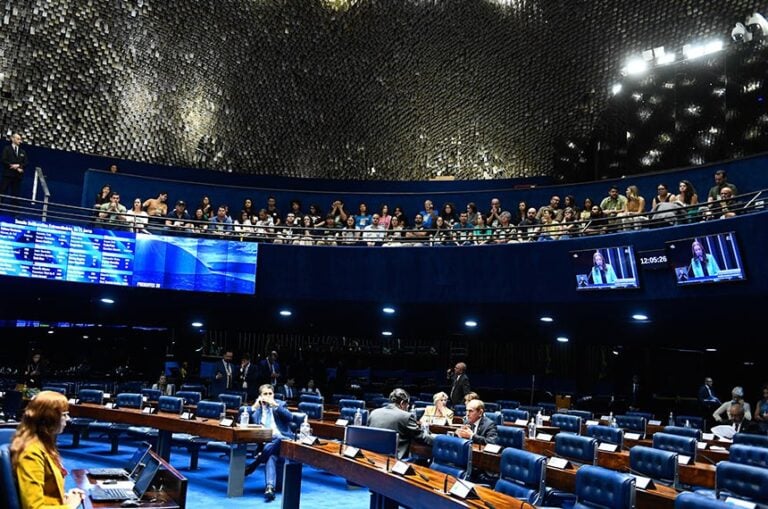 Senado avança com PEC que acaba com reeleição e propõe mandatos únicos de 5 anos