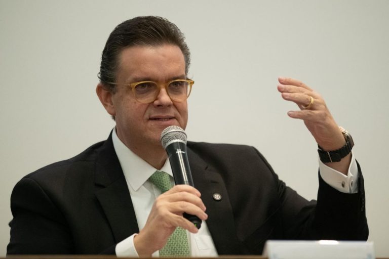 Lupi ataca governo, e Wolney quer segurar juros do consignado