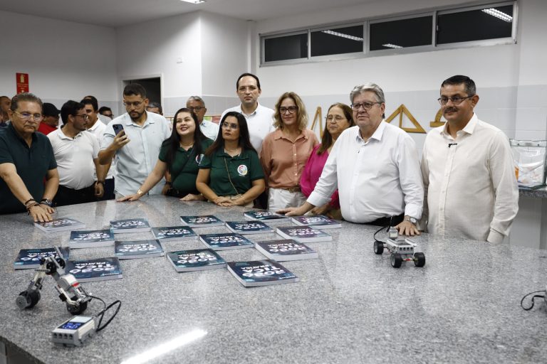 João Azevêdo entrega escola em Boa Vista