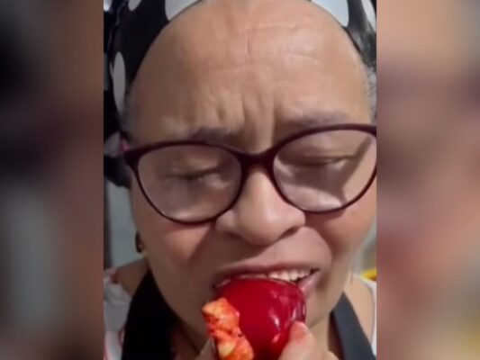 VÍDEO: mulher morde morango do amor e fica sem dentadura