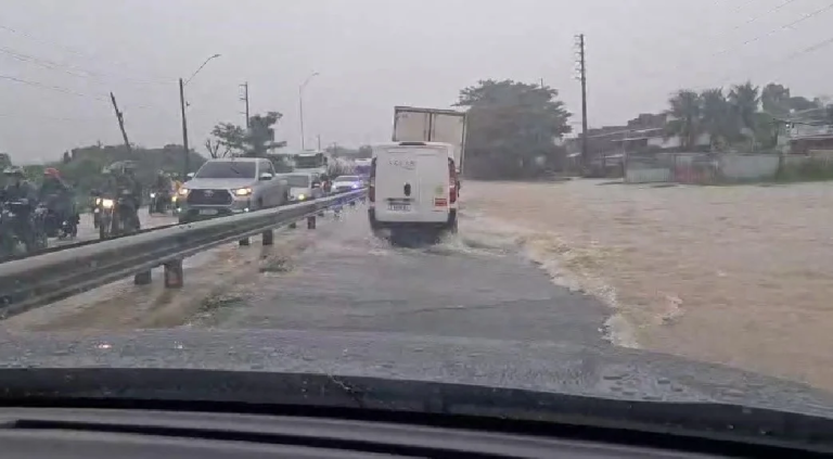 Fluxo quase parado: trecho da BR-101 em Bayeux alaga após riacho transbordar