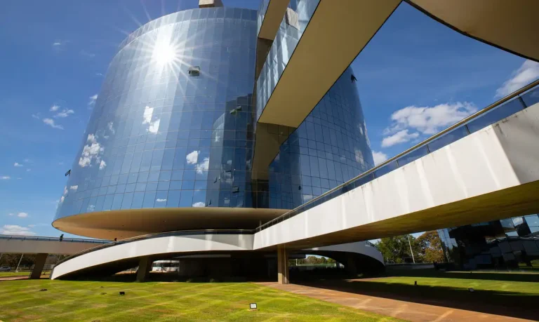 PGR denuncia Eduardo Bolsonaro e Paulo Figueiredo por coação