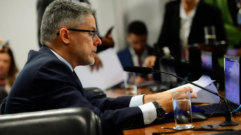 Por unanimidade, CCJ do Senado rejeita e enterra PEC da Blindagem