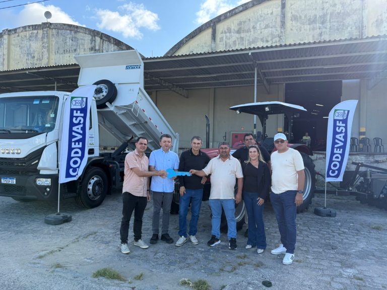 Romero Rodrigues entrega trator e caminhão caçamba a São Sebastião de Lagoa de Roça através da Codevasf