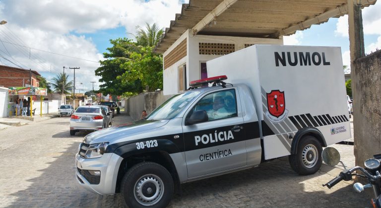 Polícia Científica colhe amostras de sangue na casa de miss trans morta em João Pessoa para identificar suspeito