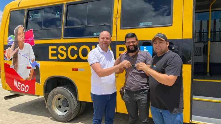 Riacho de Santo Antônio recebe novo ônibus escolar com apoio do Governo do Estado