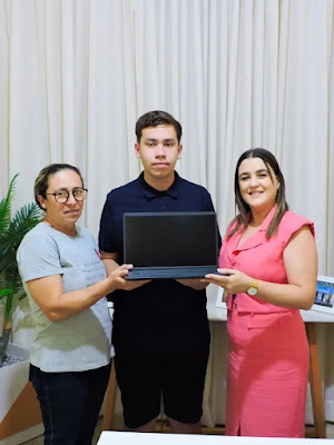 Educação de Zabelê premia alunos destaque do Ensino Fundamental com notebooks