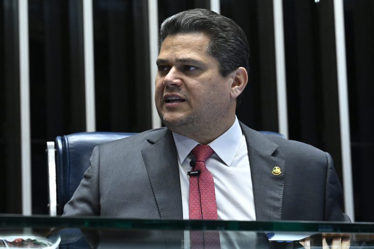 João Azevêdo sanciona título de cidadão paraibano ao Senador Davi Alcolumbre