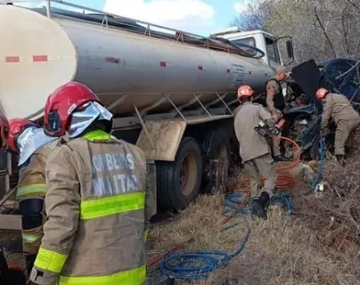 Duas pessoas morrem em grave colisão entre carro e caminhão-pipa na BR-230, na Paraíba