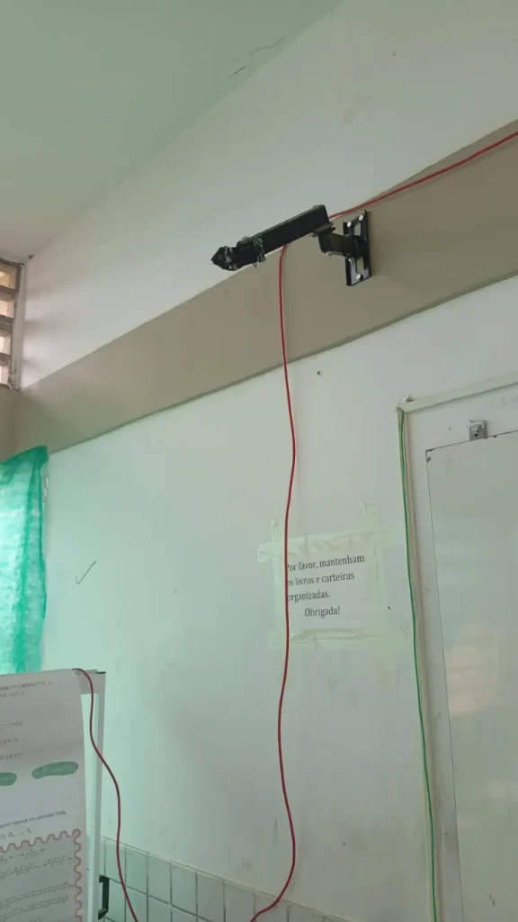 Criminosos invadem escola e furtam equipamentos em Monteiro
