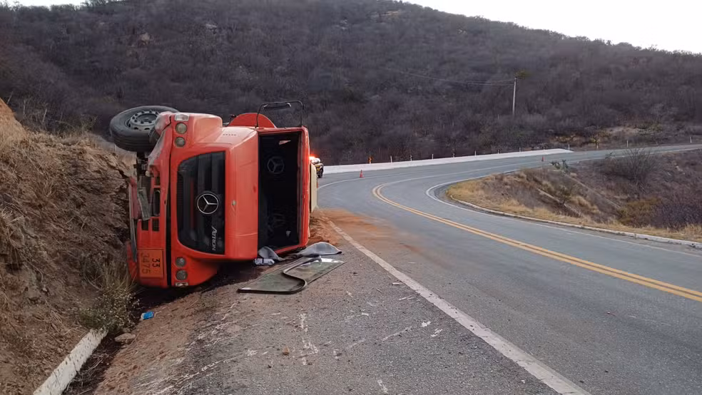 Trânsito na serra de Santa Luzia é parcialmente liberado após caminhão carregado de combustível tombar