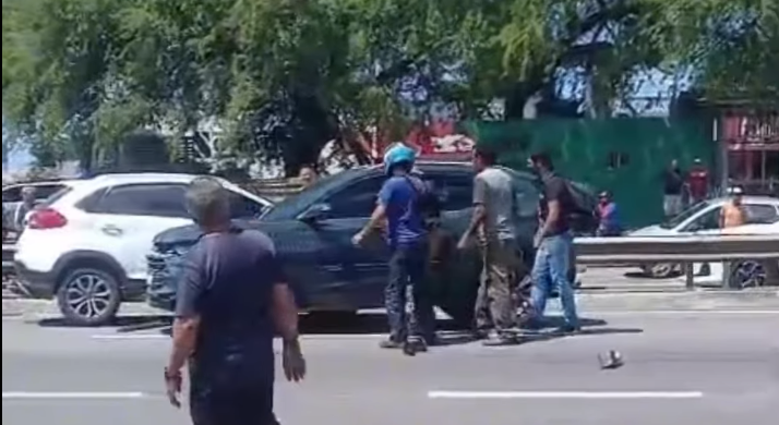 Acidente envolvendo três veículos deixa uma pessoa ferida na BR-101, em Bayeux