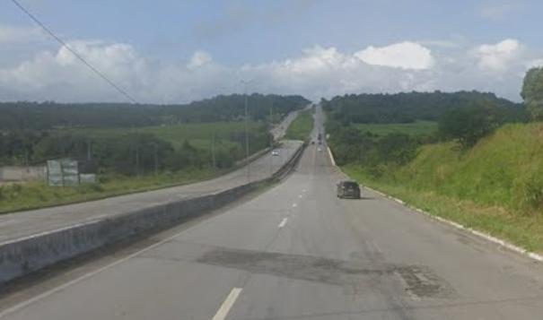 Acidente deixa dois feridos e interdita parcialmente a BR-101, em Mamanguape