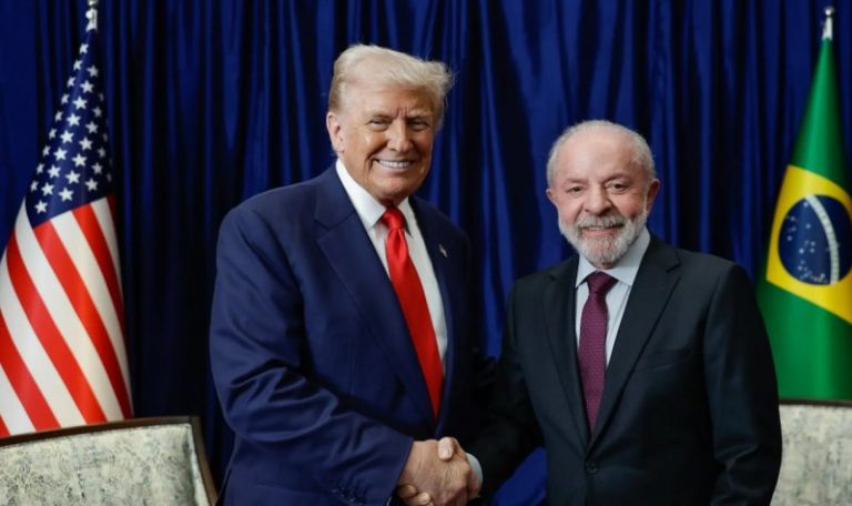 Em reunião com Lula, Trump sinaliza suspensão de tarifas e apela por Bolsonaro