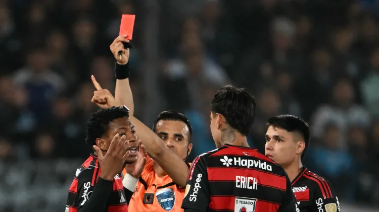 Flamengo supera expulsão, segura Racing e está na final da Libertadores