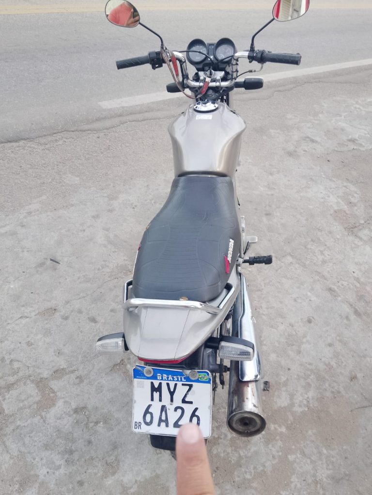 Câmeras de segurança registram furto de motocicleta em Monteiro