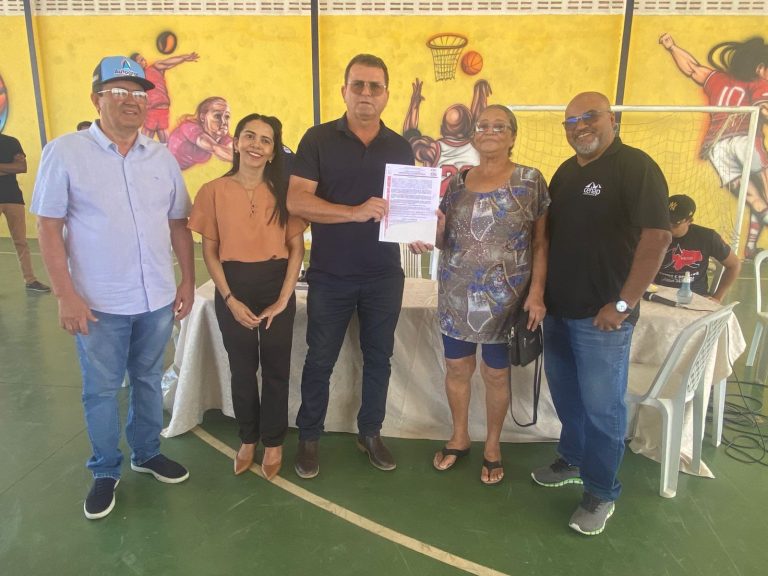 Prefeitura e Estado entregam 21 escrituras de imóveis a moradores do Conjunto Habitacional em Sumé