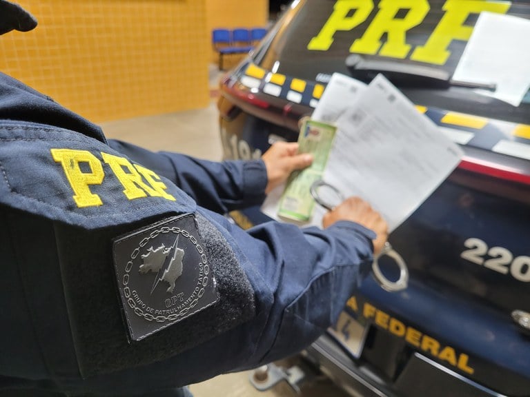 PRF prende passageiro de ônibus em Alhandra-PB por dívida de pensão alimentícia