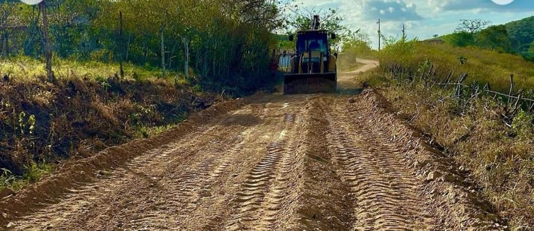 Prefeitura de Mogeiro realiza manutenção de estradas vicinais entre Mangueira e Serra do Granjeiro