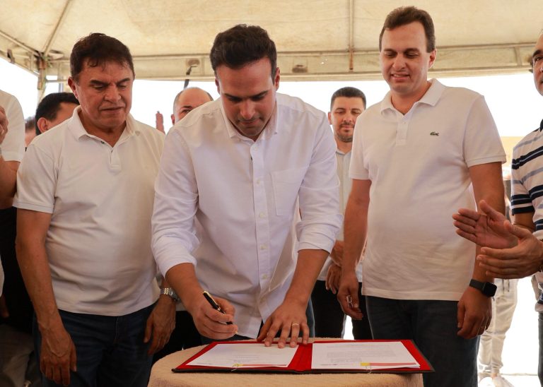 Lucas Ribeiro inaugura creche e inspeciona obras da educação em Triunfo e Poço Dantas