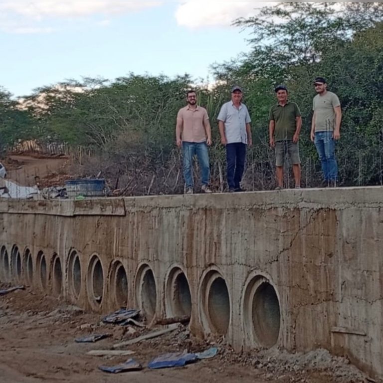 Prefeito de Parari, Genival Queiroz, visita obra da passagem molhada da comunidade Serrota