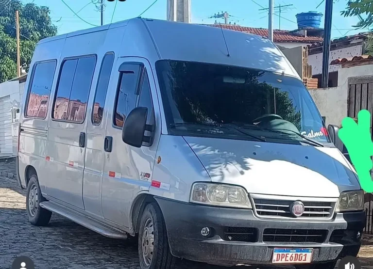 Professores são assaltados em Campina Grande; criminosos fogem levando van e notebooks