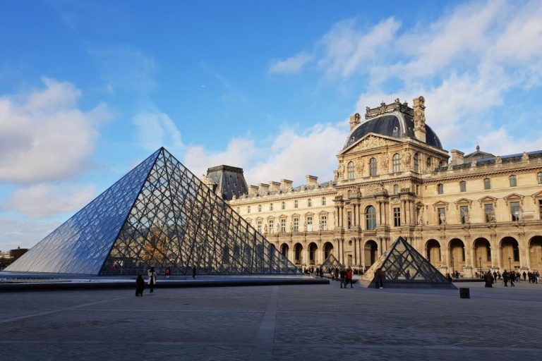 Dois suspeitos são presos por roubo de joias no Museu do Louvre, em Paris