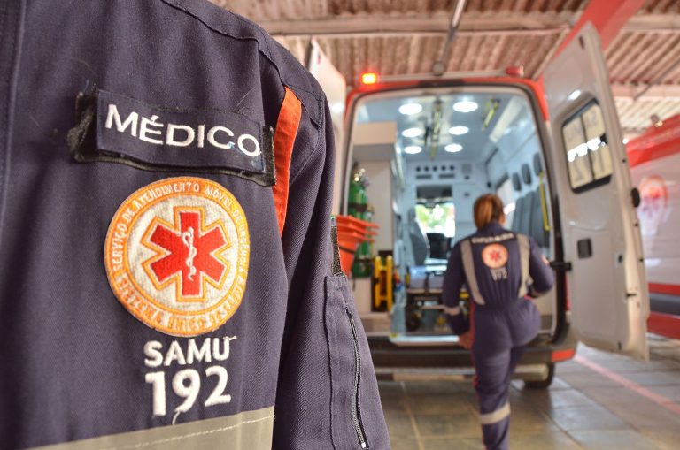Motociclista colide com carro parado e morre em João Pessoa