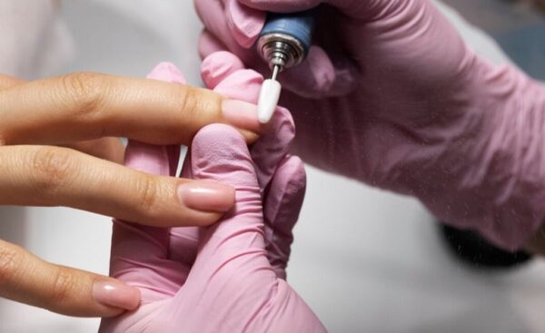 Anvisa proíbe substâncias utilizadas para unhas e esmaltes em gel; saiba quais