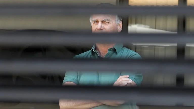 Alexandre de Moraes manda prender Jair Bolsonaro; ex-presidente foi levado à sede PF