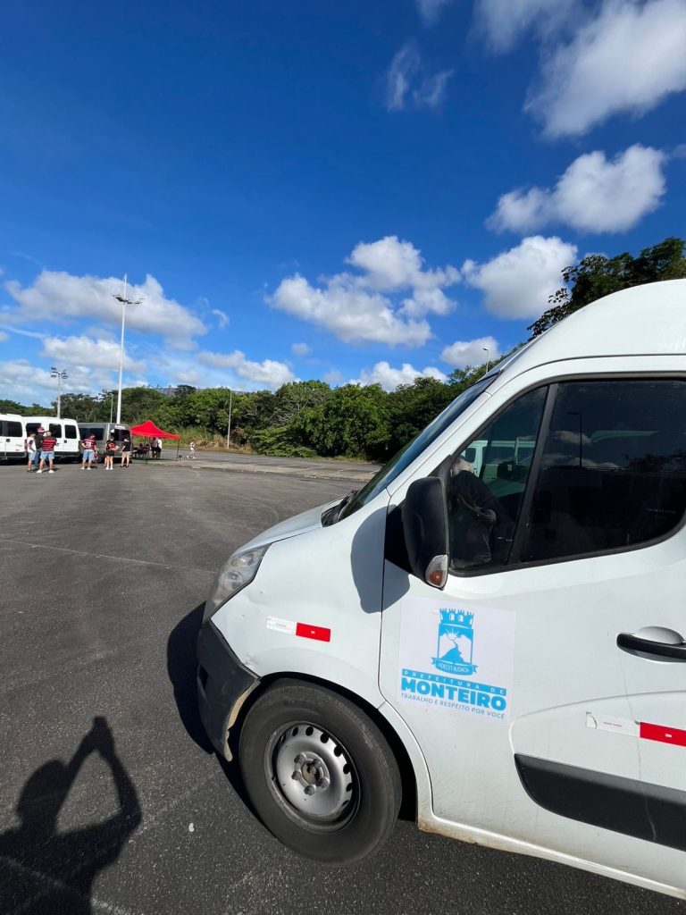 Van da Prefeitura de Monteiro é flagrada em estacionamento da Arena Pernambuco, dia de jogo do Flamengo e gera questionamentos