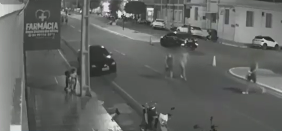 Pai é investigado por deixar filho de 3 anos cair em praça pública no Sertão da Paraíba; veja vídeo