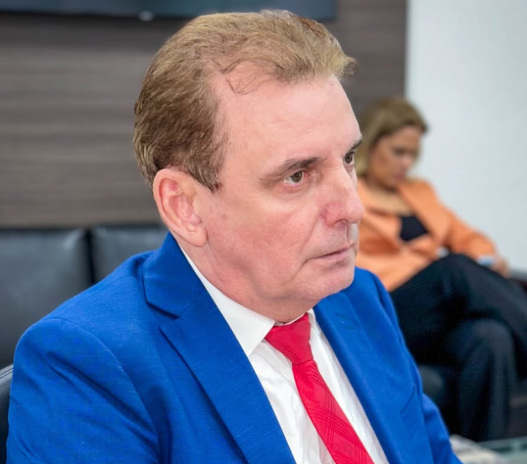 Líder do governo na ALPB acredita em permanência de Adriano Galdino na base governista: “Ele é imprescindível”