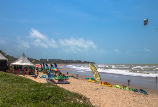 Uso irregular da faixa de areia na Praia de Intermares entra na mira do Ministério Público