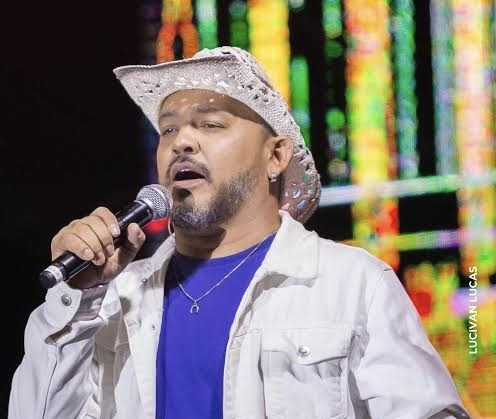 Cantor da Cavaleiros do Forró fala sobre dependência alcoólica e volta aos shows após reabilitação