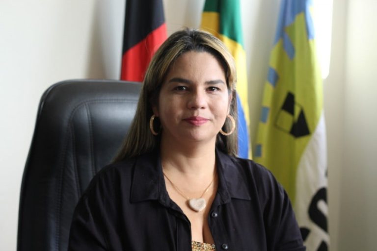 Prefeita de Conde exonera 160 servidores comissionados