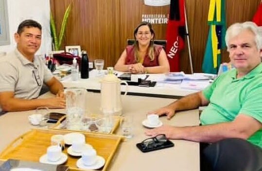 Prefeita Ana Paula e vice Cajó, realizam reunião de planejamento com o secretário de Agricultura, Rogério Leite