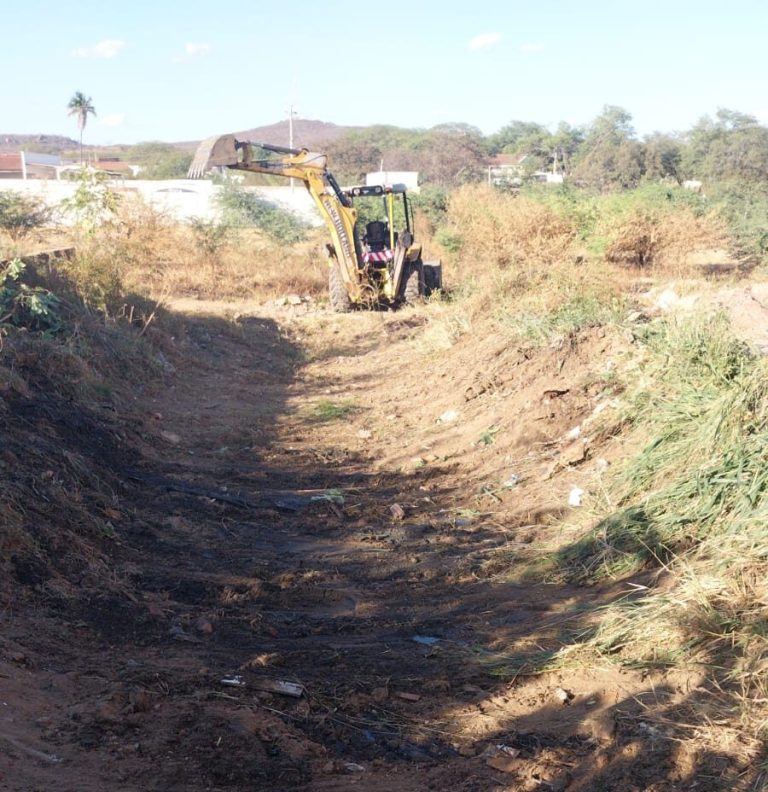 Prevenção: Secretaria de Infraestrutura realiza força-tarefa para limpar bueiros e passagens de água evitando transtornos das chuvas