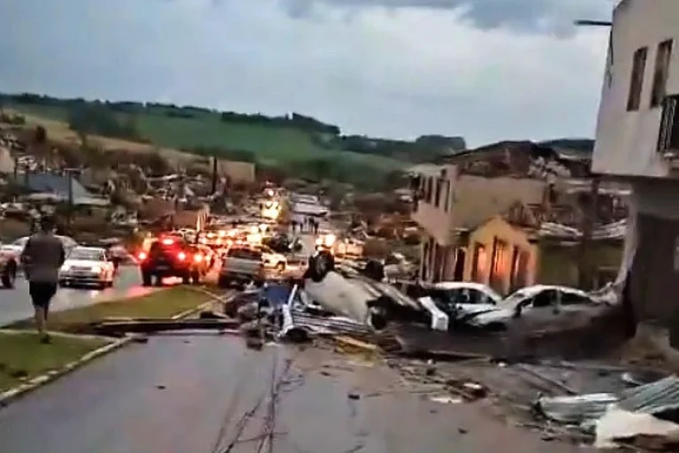 Tornado destrói cidade no Paraná, deixa 5 mortos e centenas de feridos
