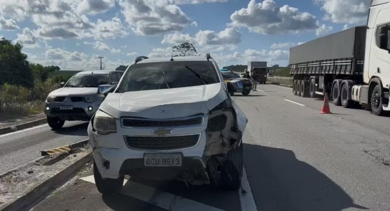 Três pessoas morrem em acidente entre caminhão e caminhonete, na Paraíba