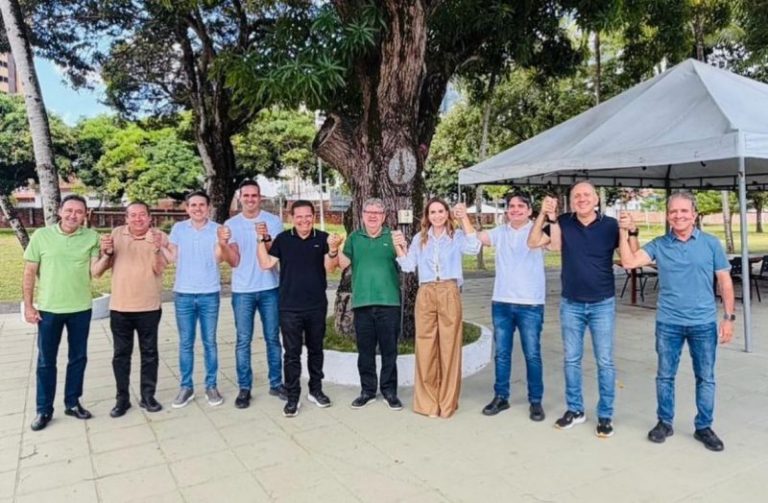 Adriano Galdino retira candidatura e anuncia apoio a Lucas Ribeiro em 2026