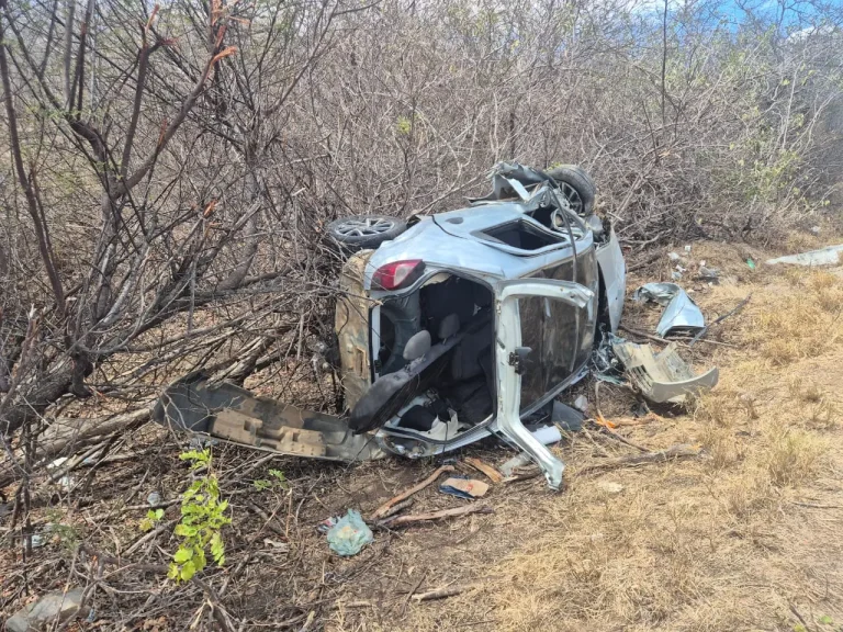 Colisão entre carro e ônibus escolar deixa uma pessoa ferida em Serra Branca