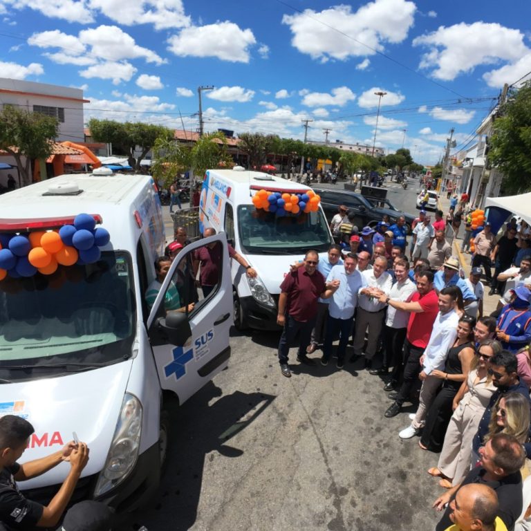 Prefeito Alexandre entrega duas ambulâncias ao município de Serra Branca