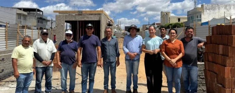 Prefeito Onildo, vice-prefeita Inara e vereadores visitam obras da nova praça e destacam avanços importantes em São Domingos do Cariri