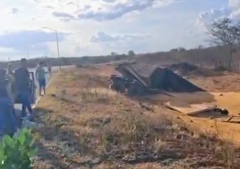 Carreta bi-trem capota após parte se soltar em curva na BR-412, em Serra Branca