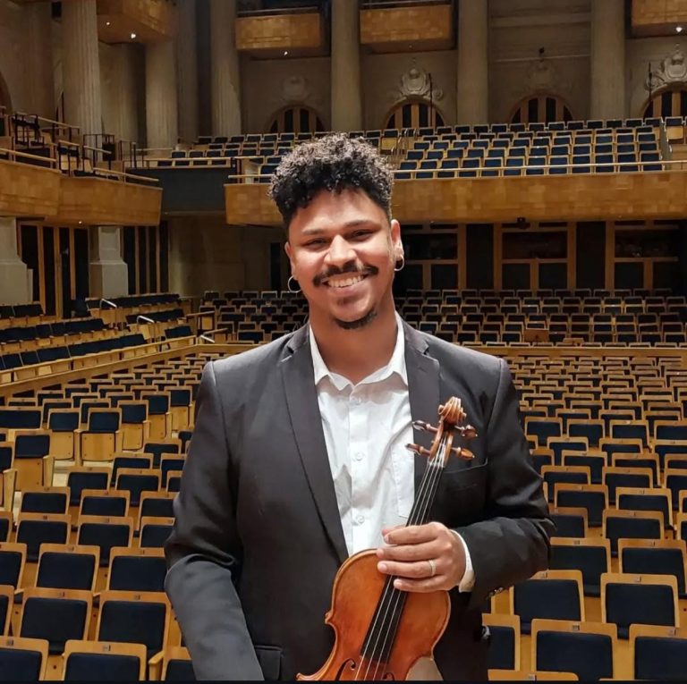 MÚSICA: Sábado é dia de ver o pôr do sol ao som do violino de André Albiergio na Pedra do Índio
