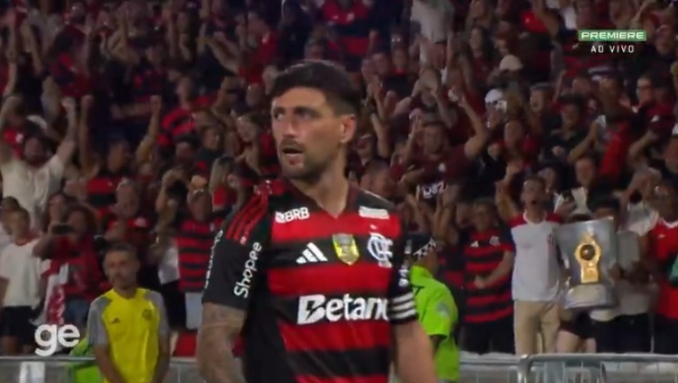 Flamengo vence o Bragantino e abre quatro pontos na liderança do Brasileirão