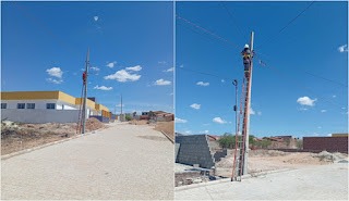 Prefeitura Municipal de São João do Tigre coloca lâmpadas na rua da Creche no distrito de Cacimbinha
